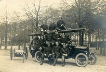 Trotse brandweermannen op hun nieuwe T Ford in 1924
